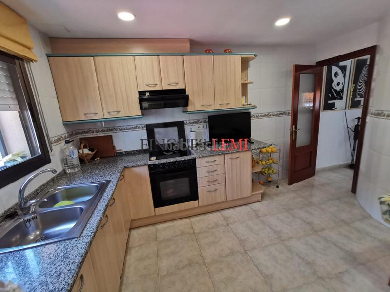 Foto ad88310d-8894-4208-8df0-bd47de727317. Casa  adosada esquinera con jardín, garaje y 5 habitaciones en Creixell