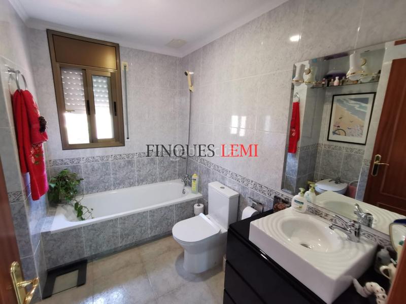 Foto c09db646-9a80-4916-8d68-5d643dfbb8c2. Casa  adosada esquinera con jardín, garaje y 5 habitaciones en Creixell