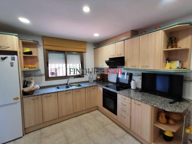 Foto f9749bd0-1eb6-413d-a12a-d12fa4616f77. Casa  adosada esquinera con jardín, garaje y 5 habitaciones en Creixell