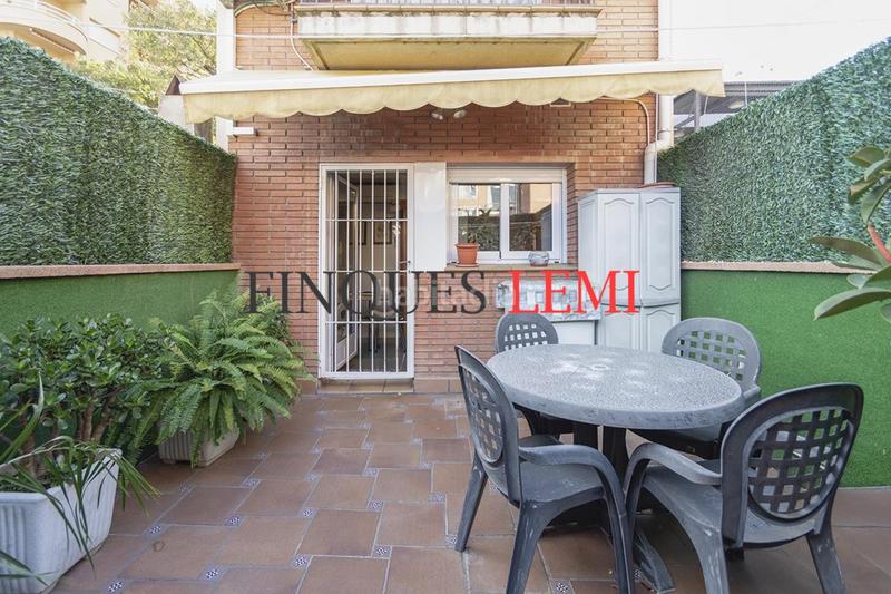 Foto 2818d235-041b-4bc3-9f65-a9bf6d7c76c2. Casa pareada casa en venta con terraza y garaje reformada 4hab 3baños aseo en Barcelona