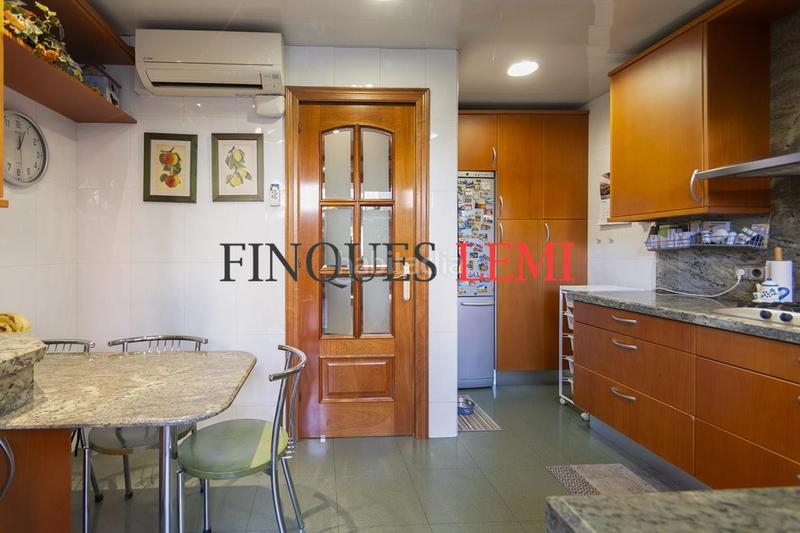 Foto 2af27a01-7cbd-49f3-88ee-f792b6481d3e. Casa pareada casa en venta con terraza y garaje reformada 4hab 3baños aseo en Barcelona