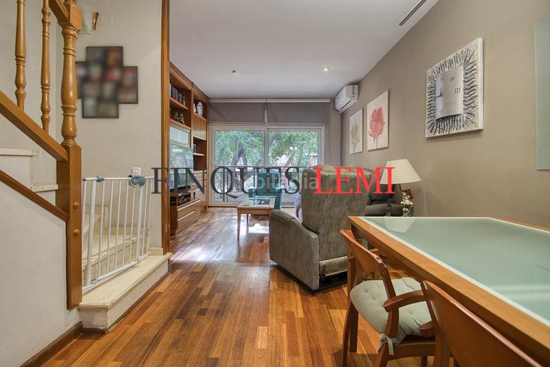 Foto 3a4e2f04-2eeb-4a89-b3d1-26624e557a07. Casa pareada casa en venta con terraza y garaje reformada 4hab 3baños aseo en Barcelona