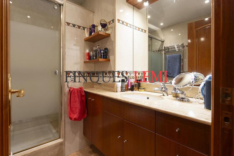 Foto 4ba476a2-3ebf-4047-87c6-dddfb30d2471. Casa pareada casa en venta con terraza y garaje reformada 4hab 3baños aseo en Barcelona