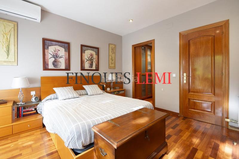 Foto 6210b821-eda6-41b9-b54b-2e78a00204bb. Casa pareada casa en venta con terraza y garaje reformada 4hab 3baños aseo en Barcelona