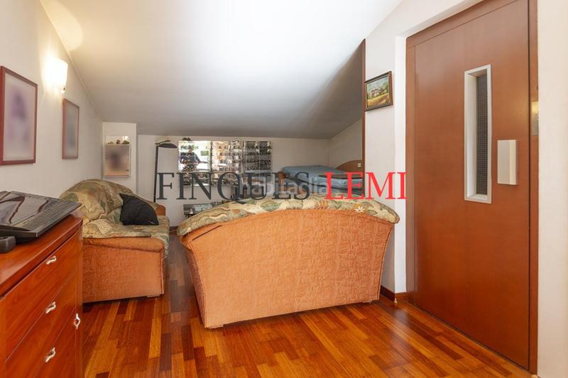 Foto 7b7a9c44-f9f6-4635-b844-8b57de3732c6. Casa pareada casa en venta con terraza y garaje reformada 4hab 3baños aseo en Barcelona