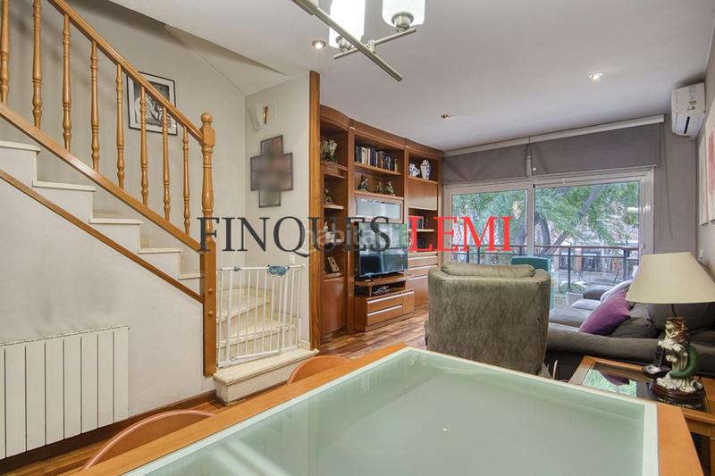 Foto 88944162-be8a-423e-b5ae-c22a66fbb347. Casa pareada casa en venta con terraza y garaje reformada 4hab 3baños aseo en Barcelona