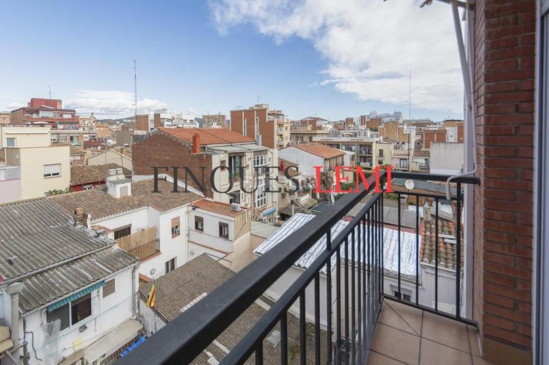 Foto 89095fc4-19c3-48b9-b402-1997f0e7632a. Casa pareada casa en venta con terraza y garaje reformada 4hab 3baños aseo en Barcelona