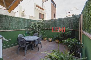 Casa aparellada  Barcelona - calle de borriana. Casa en venta con terraza y garaje  reformada 4hab 3baños aseo