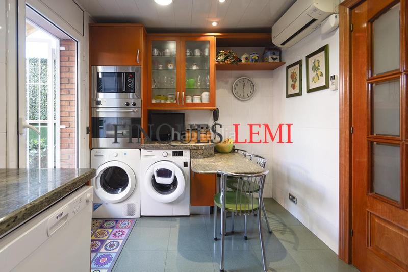 Foto 9ce605d9-c3f3-40ca-9a54-8bc71bc413fb. Casa pareada casa en venta con terraza y garaje reformada 4hab 3baños aseo en Barcelona