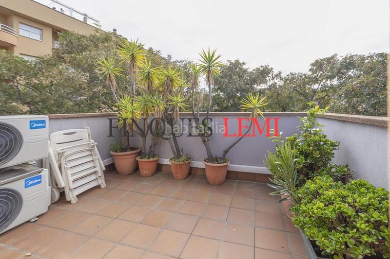 Foto a592a88b-52e2-4a7f-8385-37d6aa2fb309. Casa pareada casa en venta con terraza y garaje reformada 4hab 3baños aseo en Barcelona