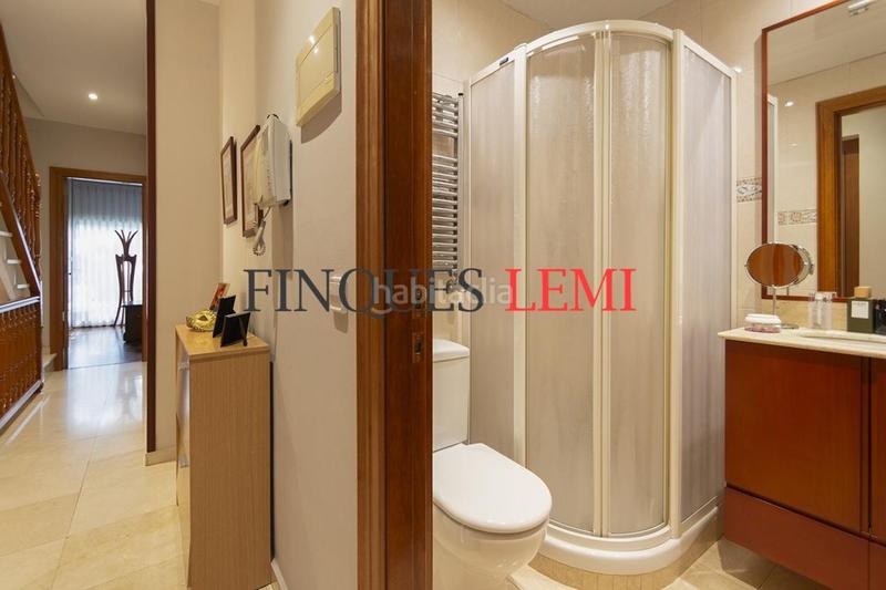Foto ac576e1a-0b53-4eb8-a64c-52bcb199b45d. Casa pareada casa en venta con terraza y garaje reformada 4hab 3baños aseo en Barcelona