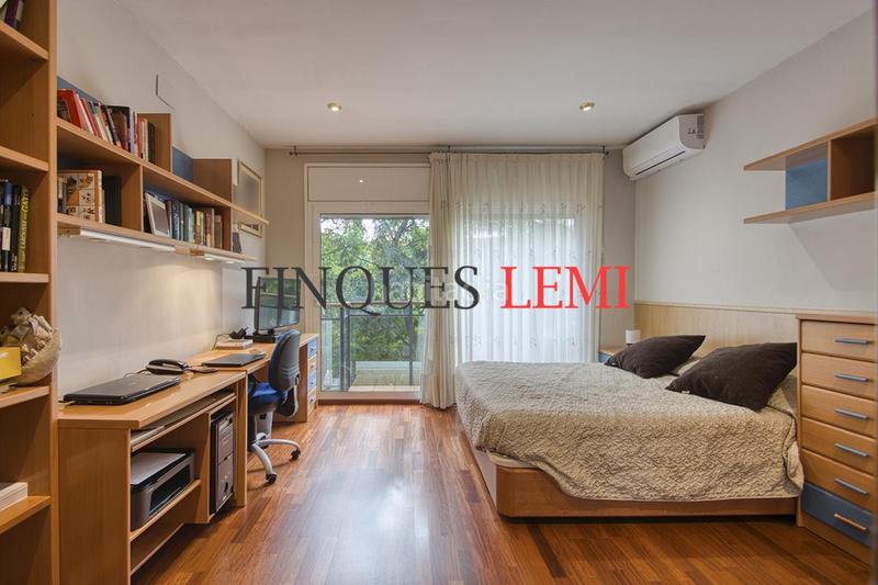 Foto af0abaa0-c748-4104-b5c6-58f9177a60e8. Casa pareada casa en venta con terraza y garaje reformada 4hab 3baños aseo en Barcelona