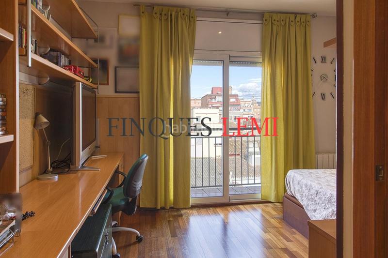 Foto b8201f25-7fae-4bee-9fce-62be3bdf0317. Casa pareada casa en venta con terraza y garaje reformada 4hab 3baños aseo en Barcelona