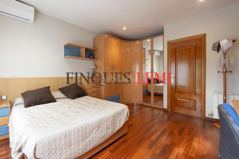 Foto bc810698-437c-4c51-aa08-b9a41b115b32. Casa pareada casa en venta con terraza y garaje reformada 4hab 3baños aseo en Barcelona
