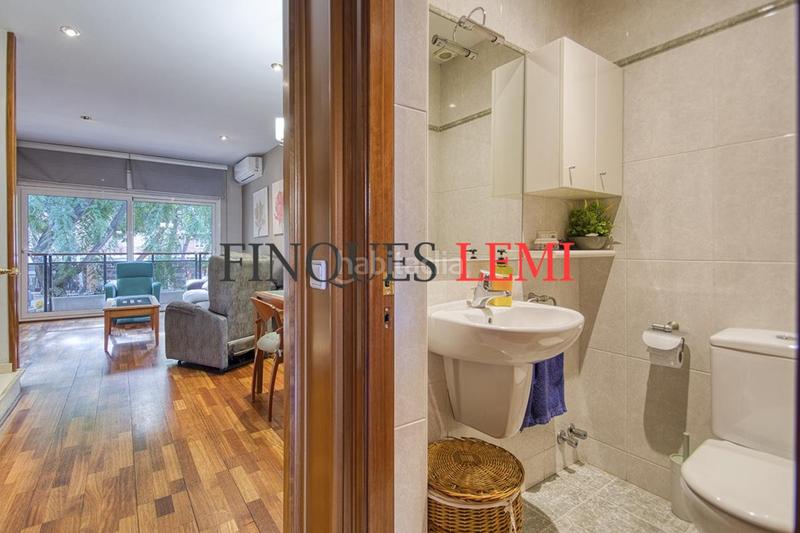Foto c021cdcf-8c77-47fa-a54b-20350bd4768f. Casa pareada casa en venta con terraza y garaje reformada 4hab 3baños aseo en Barcelona
