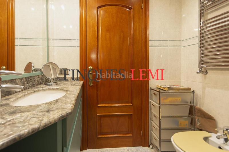 Foto c5f323da-ee3b-4344-a02e-3a8ab3a935c3. Casa pareada casa en venta con terraza y garaje reformada 4hab 3baños aseo en Barcelona