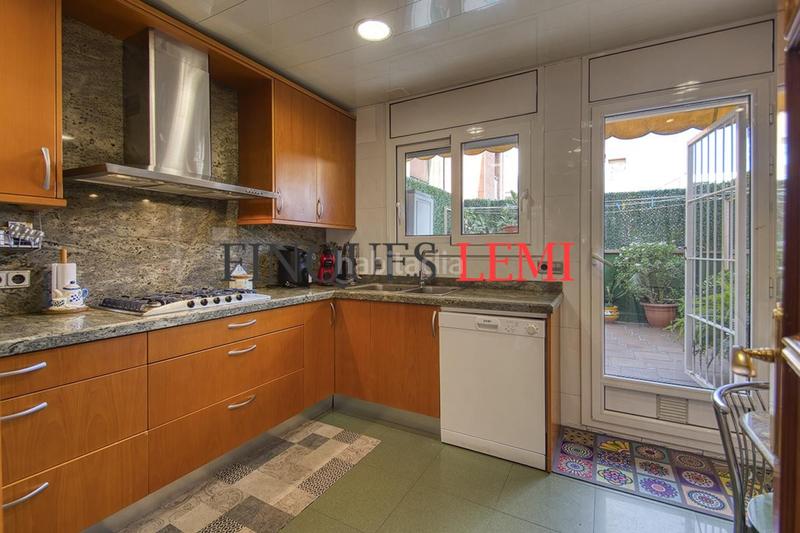 Foto c8aa54cf-69ea-4cdb-9435-147da5177f93. Casa pareada casa en venta con terraza y garaje reformada 4hab 3baños aseo en Barcelona