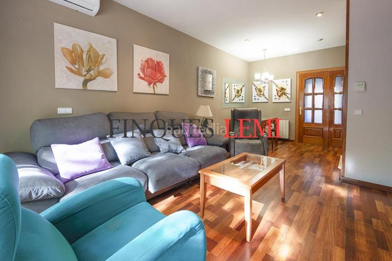 Foto d5de5597-cf42-4b47-9a81-ae2126d077bd. Casa pareada casa en venta con terraza y garaje reformada 4hab 3baños aseo en Barcelona
