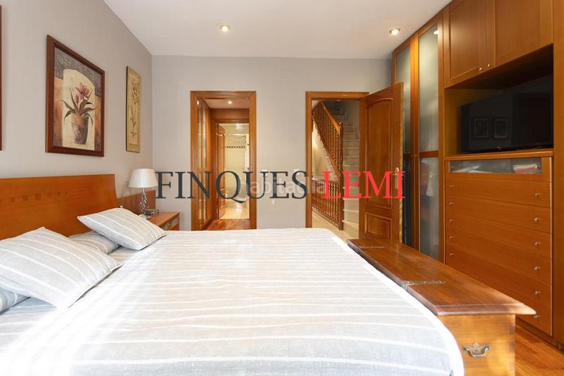 Foto dc89b511-f549-44ab-8d26-1954834a406d. Casa pareada casa en venta con terraza y garaje reformada 4hab 3baños aseo en Barcelona