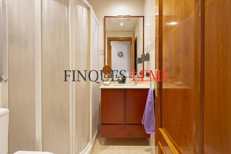 Foto e860d9a3-9bd7-463b-8460-8594ce9792ba. Casa pareada casa en venta con terraza y garaje reformada 4hab 3baños aseo en Barcelona