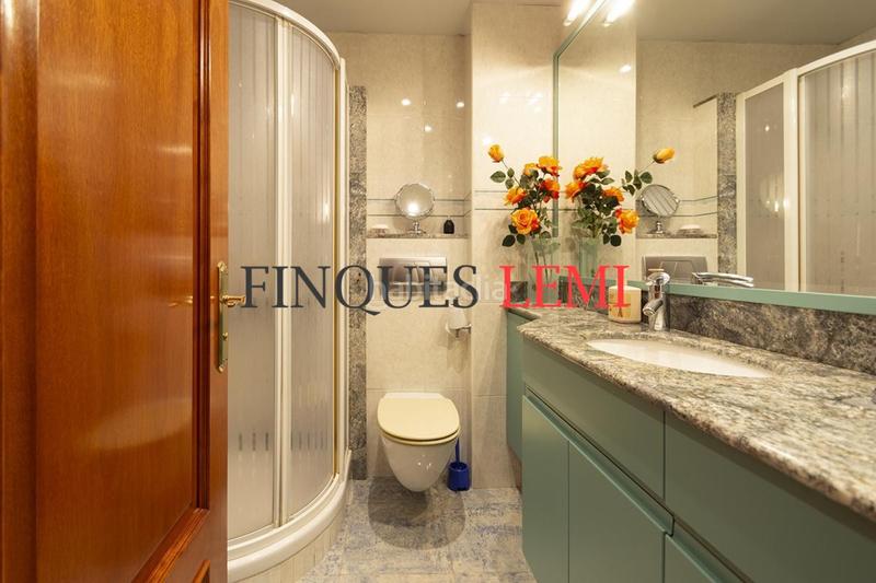 Foto ed2ce394-bd1b-4fbf-841c-694d9d3c156f. Casa pareada casa en venta con terraza y garaje reformada 4hab 3baños aseo en Barcelona