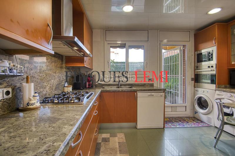 Foto ed50e0b1-22c9-455c-b698-a439c2211ac1. Casa pareada casa en venta con terraza y garaje reformada 4hab 3baños aseo en Barcelona