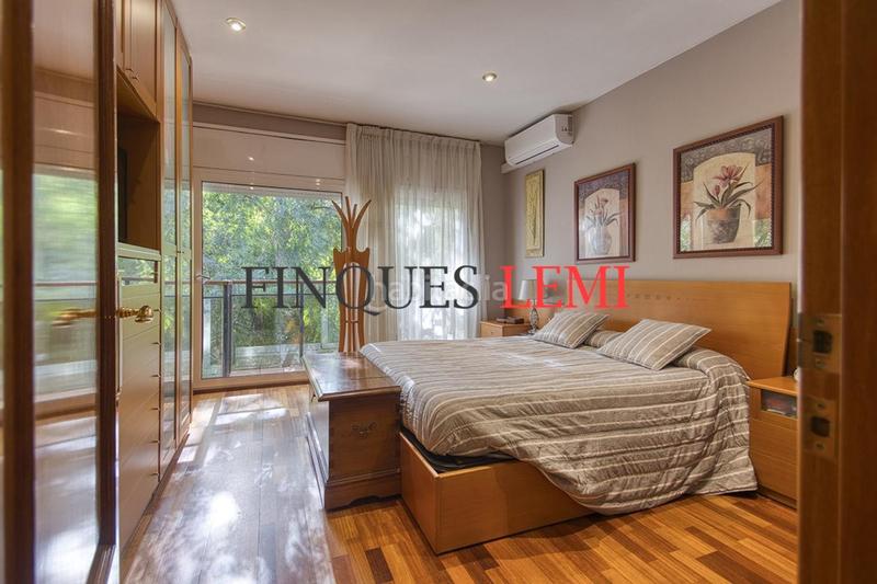 Foto f4af209a-2826-440f-9ace-50733b2b9d27. Casa pareada casa en venta con terraza y garaje reformada 4hab 3baños aseo en Barcelona