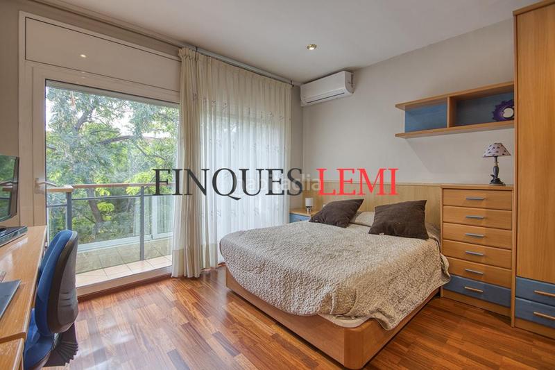 Foto f594926c-40a1-4346-a061-f5defa74d0ee. Casa pareada casa en venta con terraza y garaje reformada 4hab 3baños aseo en Barcelona