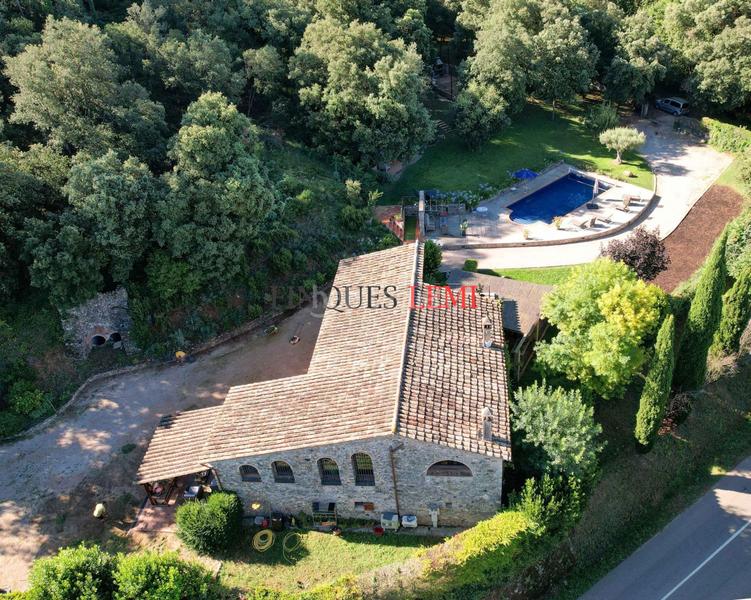 Foto befa2be2-2ed7-48d4-ab5e-37b18cf9f688. Casa encantadora masía con piscina y 10.000 m de terreno para disfrutar en Esponellà