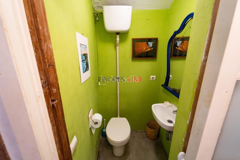 Foto c2cca735-2687-4bb0-8eb9-84d49b5e6114. Local comercial a Raval Barcelona