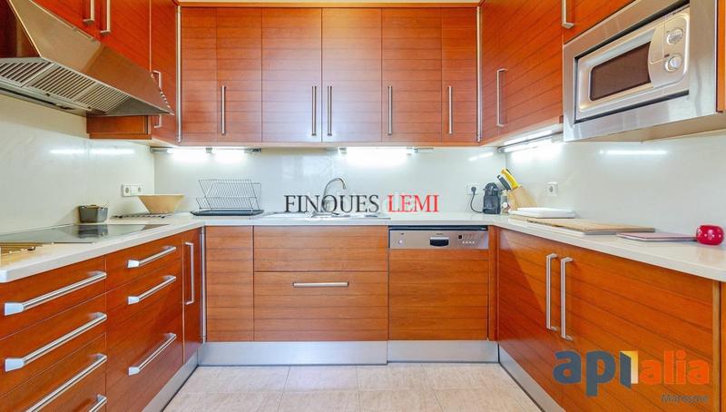 Foto ae2aaec2-2e93-4ac0-8036-ccf714ebf34f. Àtic amb calefacció aparcament a Centre Mataró