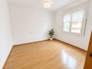 Flat  Barcelona - valencia. Amplio piso c ascensor 3 hab cerca de gl�ries y s.familia
