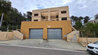Maison jumelée à Canyelles. Chalet adosado  ideal inversores o para vivienda familiar