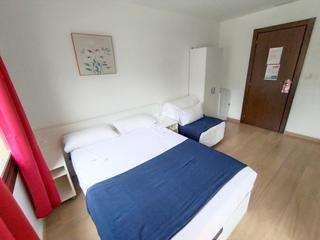 Edifici a Maritim. Hostal en funcionamiento en la playa bcn