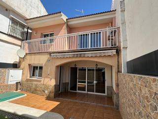 Casa adossada  Calle john lennon. Adosado en la collada con piscina privada