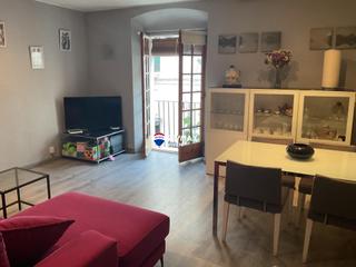 Casa aparellada a Centrevila. Casa céntrica con garaje, terraza y vistas a calle comercial!!