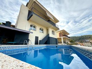 Chalet à Olivella. En venta  casa de lujo en olivella, rodeada de naturaleza y conf