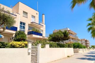 Casa adossada a Prat de Vilanova. Exclusiva casa en primera línea del mar