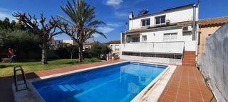 Casa aparellada  Calle del riu ebre. Casa en vilanova i la geltrú la collada