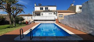 Casa aparellada  Calle del riu ebre. Casa en vilanova i la geltrú la collada