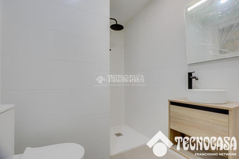 Foto 1b64a72d-eed2-475c-afff-0ccfa79cf9b4. Local comercial tienda en venta en Besòs - Maresme Barcelona