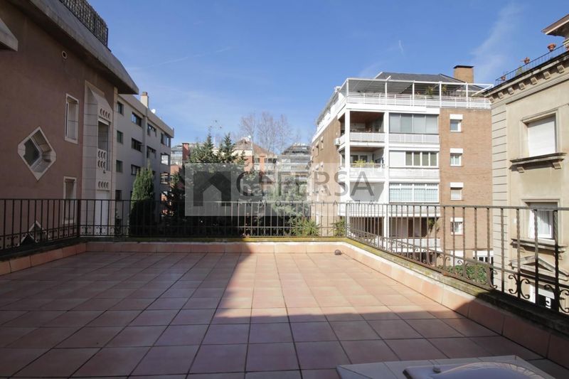 Foto 4e8107e0-c26e-41ec-a688-b5db9a9d1480. Casa amb aparcament a Tres Torres Barcelona