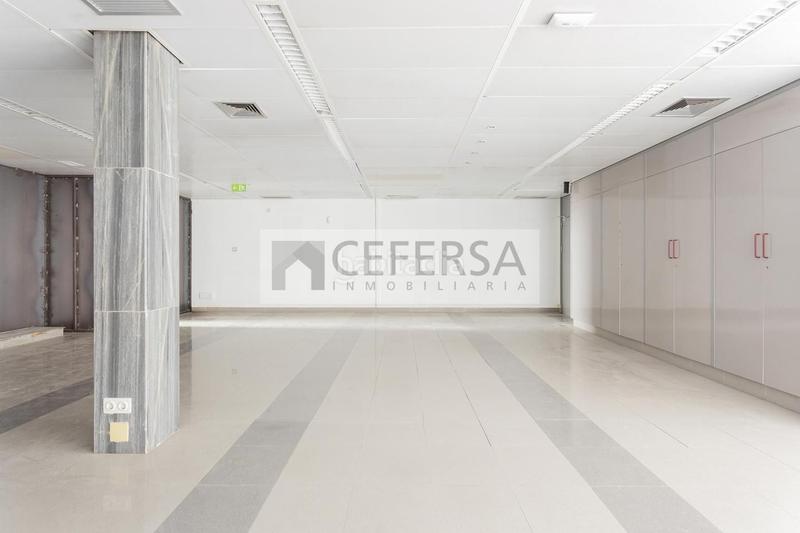 Foto 7b5e4923-b98b-4f19-8693-7abb081c284b. Alquiler edificio  comercial único en el centro de les Tres Torres. en Barcelona