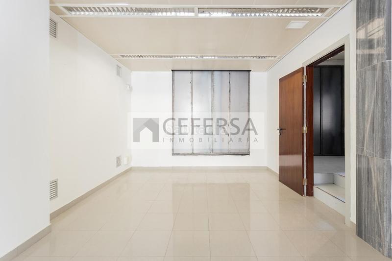 Foto 9809679b-fd72-4f22-addf-aebac0f79315. Alquiler edificio  comercial único en el centro de les Tres Torres. en Barcelona