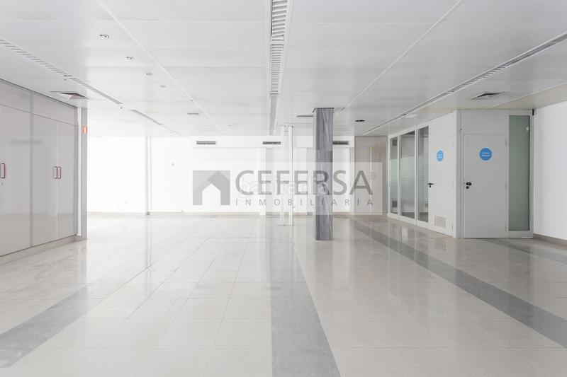 Foto df4aaea4-b480-4d87-9fa1-31b8721f0825. Alquiler edificio  comercial único en el centro de les Tres Torres. en Barcelona