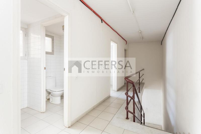 Foto e3ec9ba4-5356-4a02-a0aa-ca261fa16bab. Alquiler edificio  comercial único en el centro de les Tres Torres. en Barcelona