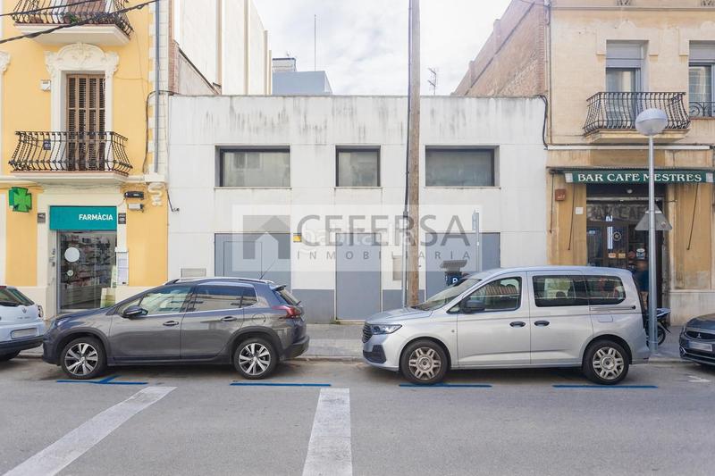 Foto f5ee30a1-1511-437a-95b7-82a7fc65b4d4. Alquiler edificio  comercial único en el centro de les Tres Torres. en Barcelona
