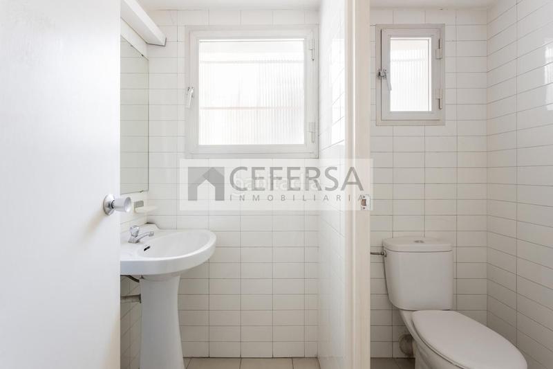 Foto fcf071c4-59a9-4ee1-8940-3140933a6789. Alquiler edificio  comercial único en el centro de les Tres Torres. en Barcelona