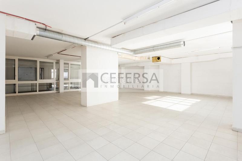 Foto 3808f812-4f8f-4361-9442-0ea759e0b85c. Alquiler local comercial  único en el centro de les Tres Torres. en Barcelona