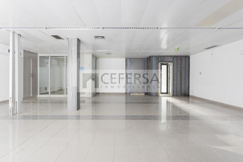 Foto 8aedbf43-5363-42b9-8b0c-bd99811bb00d. Alquiler local comercial  único en el centro de les Tres Torres. en Barcelona